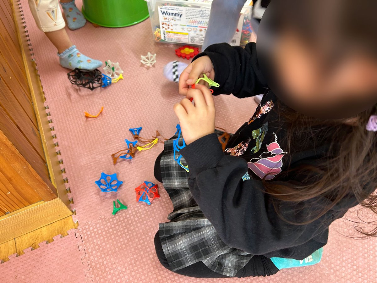 tidori_hoikuen's tweet photo. 当園には様々なおもちゃがありますが、その中の一つコクヨのWammy（ワミー）を年中、年長児の女の子たちは髪飾りのようにして遊んでいます。
斬新なデザイン、色合いなど、子どもたちの発想にしばしば驚かされます。
#コクヨ #Wammy #遊び #玩具 #おもちゃ #保育園 #保育士 #千葉市ちどり保育園 https://t.co/c5v7JzgtUz