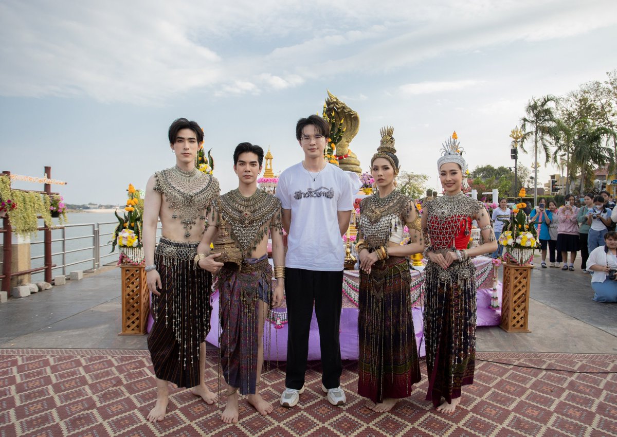 Ting_ThinkThing's tweet photo. 2 ผู้จัด เซ้นต์ ศุภพงษ์ #Saint_sup และ เชน คเชนทร์ ได้ฤกษ์ดี พาทีมงานและตัวแทนนักแสดง #TheSignลางสังหรณ์ ทำพิธีบวงสรวงองค์พญาศรีสัตตนาคราช ณ ลานพญาศรีสัตตนาคราช จ.นครพนม

#bbil1ypn #babiibabe
#idolfactoryTH https://t.co/LXjq9Rgakv