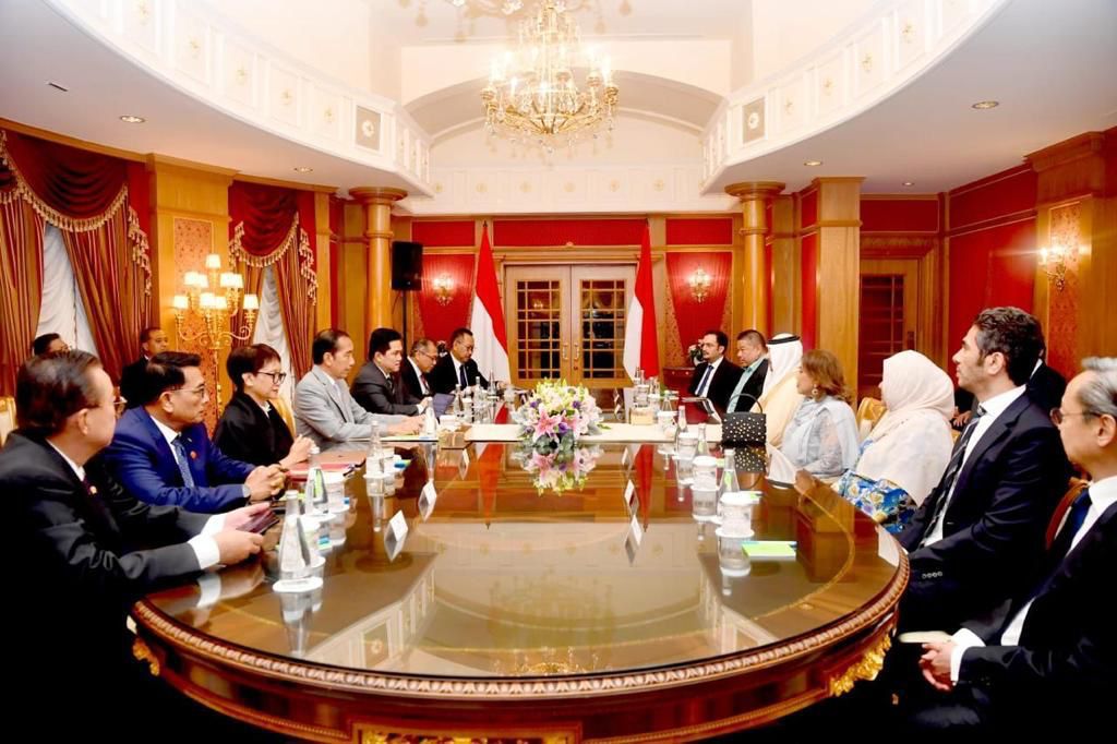 jokowi's tweet photo. Sabtu malam, 13 Januari 2024 saya bertemu dengan sejumlah pengusaha konsorsium investor Brunei Darussalam di Assarraa Guest House, Bandar Seri Begawan, untuk memaparkan potensi investasi dan rencana pemerintah dalam membangun Ibu Kota Nusantara (IKN).

IKN adalah kota hutan yang pintar dengan 70 persen sebagai area hijau, dan 80 persen transportasi publik yang berbasis energi hijau. 

Ini adalah komitmen untuk terus menjaga Pulau Kalimantan sebagai paru-paru dunia, yang memberikan manfaat yang nyata bagi masyarakat, dan menciptakan magnet ekonomi baru.

Progres pembangunan inti telah mencapai 70 persen dan ditargetkan selesai pada pertengahan tahun 2024. 

13 proyek yang telah groundbreaking, di antaranya 3 rumah sakit, 5 hotel, 2 mal, training center sepak bola, transportasi hijau, dan juga Nusantara Superblock di kawasan terintegrasi dengan hotel bintang lima, tempat hiburan, dan pusat perbelanjaan.

Saya berharap minat investasi di IKN dari Your Highness dapat segera direalisasikan. Pemerintah Indonesia telah menyiapkan sejumlah insentif bagi para investor, baik berupa super tax deduction, tax holiday, hingga pembebasan bea masuk.

Pertemuan diakhiri dengan penyerahan Letter of Interest oleh Konsorsium investor kepada OIKN.

Foto: Rusman - Biro Pers Sekretariat Presiden
