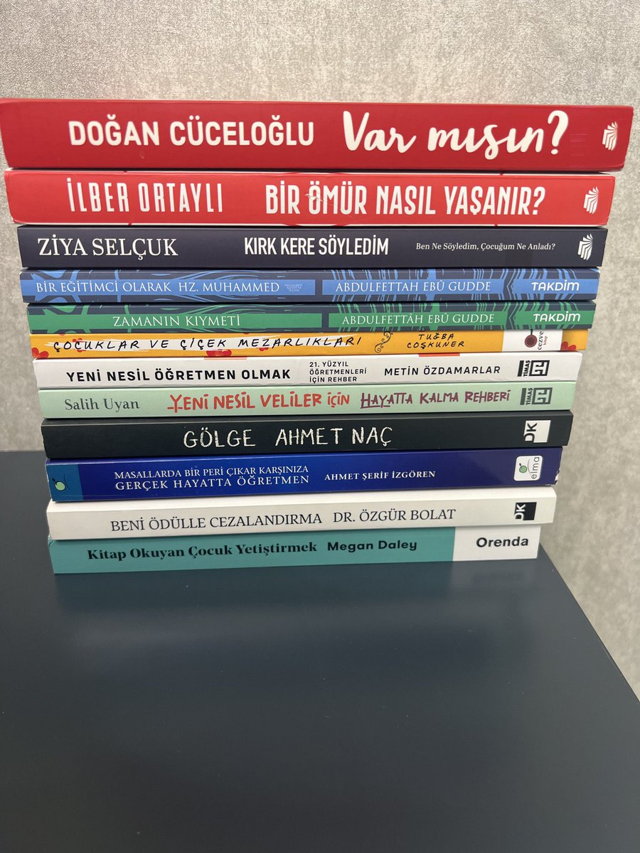 MetinOzdamarlar's tweet photo. “2023-2024 eğitim-öğretim yılında birinci ve ikinci dönem birer okulumuzun toplamda 2 okulumuzun öğretmenler odasına kitaplık ve 12 kitaplık set hediye edeceğiz.” demiştik. İlk dönem hediyemizi yollamıştık. Şimdi 2. dönem hediyemizi yollamaya sıra geldi. Kazanan okulu bu paylaşımı beğenenler arasından seçeceğiz. Takip, yorum, retweet şartı bulunmamaktadır. Şimdiden kazanan okulumuzun öğretmenlerine iyi okumalar diliyoruz. Son katılım: 30 Ocak, kazanan okulun açıklanması: 1 Şubat.