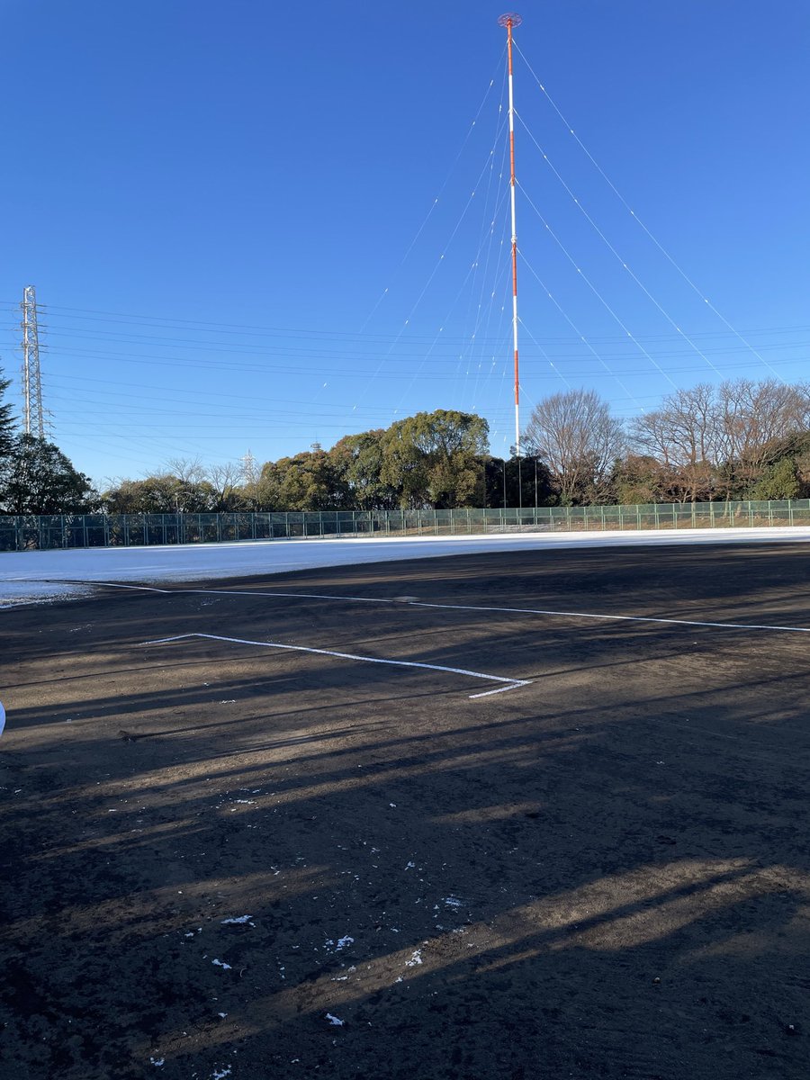 今シーズン初練習、初試合を行いました。昨日の雪の影響で芝生はなんと雪化粧、、、新鮮な気持ちで野球をすることができました。対戦相手のHetappiesさん、グラウンドの確保から整備までありがとうございました。今後ともよろしくお願いします。