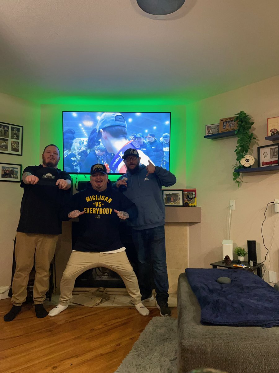 DR3W5K33's tweet photo. #TweetYourFloSeat me and the boys #ChiliBowl California boys showed up, and showed OUT!!! #SwindellSpeedlab https://t.co/WnPNVKzNST