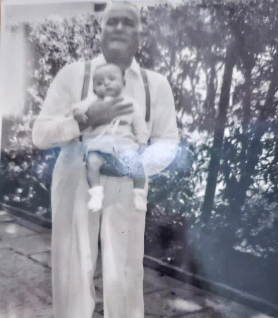 MarlonMezaTeni's tweet photo. Me hace sonreír pensar en la cara que pondría el Dr. Juan José Arévalo Bermejo, que tanto hizo por el país, si viera que mañana es su hijo, el niño que tiene acá en los brazos el que ahora tomará también el mando de Guatemala. https://t.co/0EWG4Kk08k