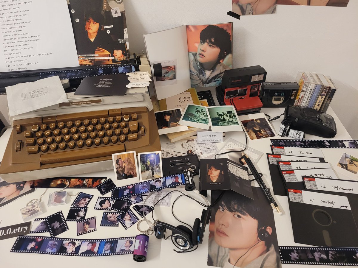 srkiony522's tweet photo. 늦게가서 세트특전 품절인건 아쉬웠지만 카페내부가 넘 예쁘게 꾸며져서 사진 와방 찍고 온곳😳 
#도경수라는_시 https://t.co/42pNafDI4t