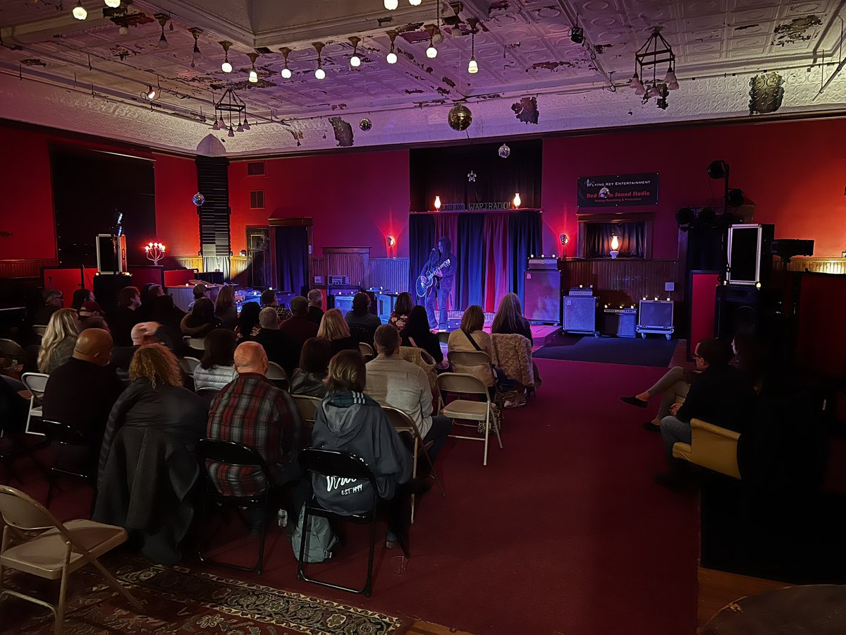 thejagerguy's tweet photo. So amazing to see @jeffreygmusic do his thing up close and personal at Red Room Sound Studios tonight. So incredibly good! https://t.co/Da8HenSkt1