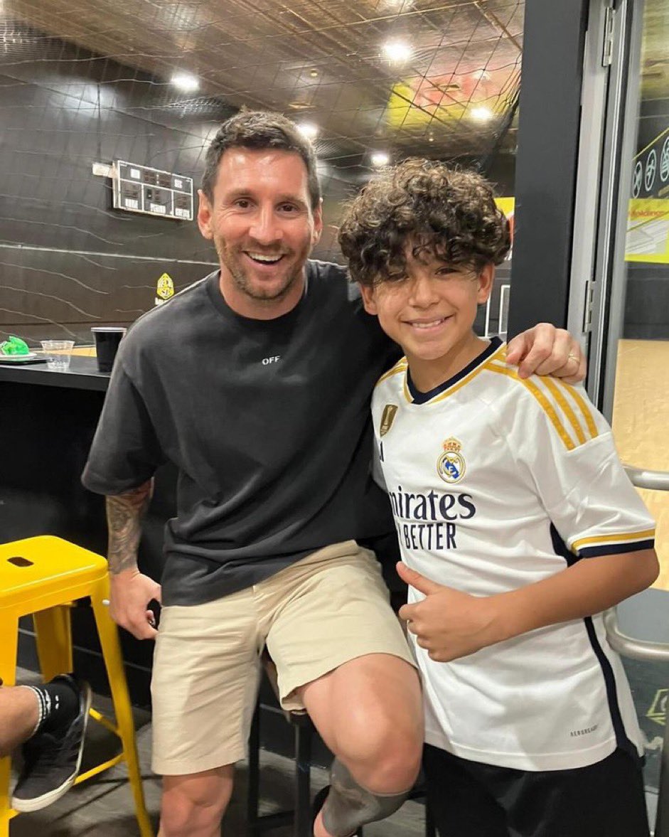 Leo Messi 🔟 Fan Club on X: "Leo Messi with a young Real Madrid fan! 😁 https://t.co/1BFeGBbE4A" / X