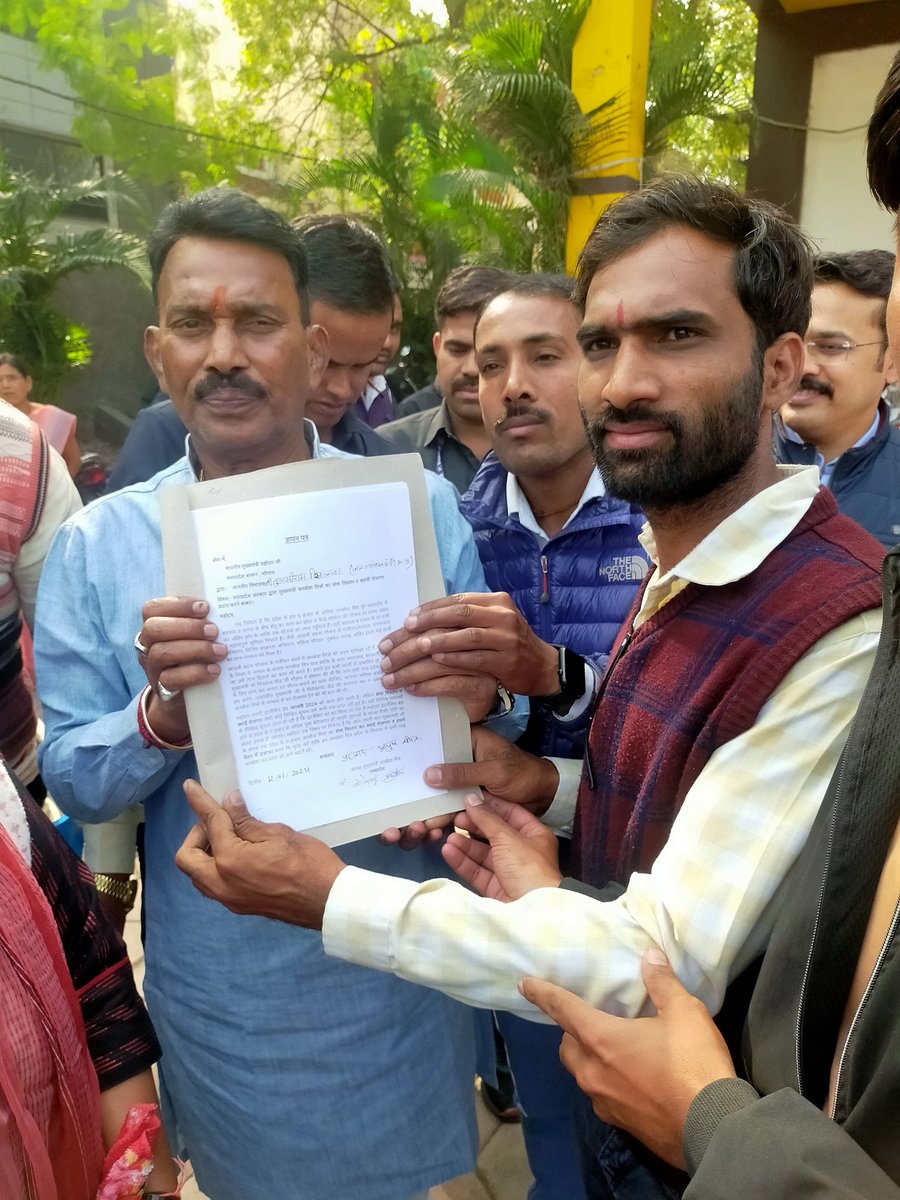 PrhaladCho25818's tweet photo. श्री तुलसीराम जी सिलावट (केबिनेट मं��्री)को  मुख्यमंत्री जन सेवा मित्रों द्वारा  ज्ञापन दिया गया जिसमें मंत्री जी से निवेदन है की 9000 जन सेवा मित्रो की 31/01/2024 सेवा समाप्त  हो रही हैं इस आवेदन पत्र पर विचार अवश्य करे और CM sir को भी अवगत करावे @tulsi_silawat 
@DrMohanYadav51 https://t.co/ft2aXY1WXo