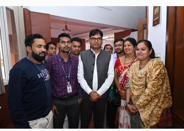 Devendr31851144's tweet photo. @OPChoudhary_Ind आपको भी  #विद्या_मितान (राज्य अतिथि शिक्षक) संघ कि तरफ़ से Happy Makarsankranti मंत्री @OPChoudhary_Ind जी..

आशा और आपके ऊपर पूर्ण विश्वास हैं विगत 8 वर्षों से घोर नक्सल प्रभावित बस्तर और सरगुजा संभाग के हाई/हायर स्कूलों में पढ़ाने वाले #विद्या_मितान का #नियमितीकरण जल्द करेंगें. https://t.co/4RcQrhlBaQ