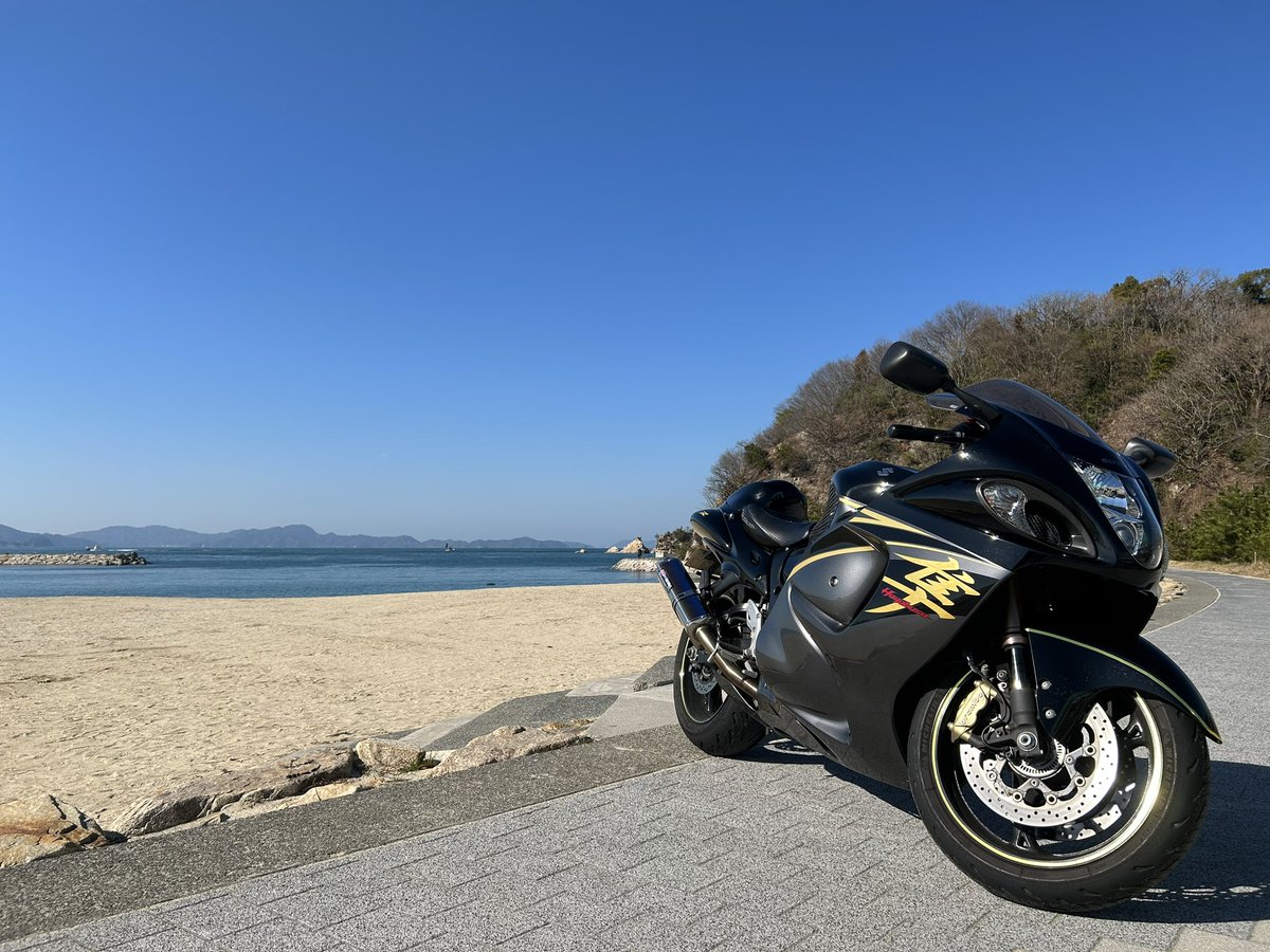 GSXI300R's tweet photo. ちょっとそこまで
したから撮るとかっこいいよね🏍️

#GSX1300R 
#隼乗りと繋がりたい 
#道の駅ふわり
#海辺の風景 https://t.co/Bf5Vy7IIjx