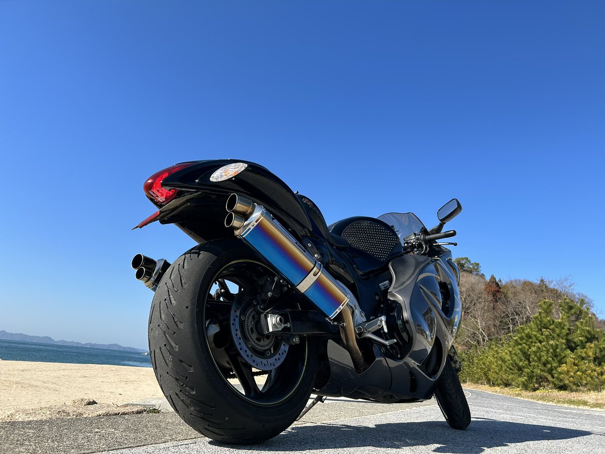 GSXI300R's tweet photo. ちょっとそこまで
したから撮るとかっこいいよね🏍️

#GSX1300R 
#隼乗りと繋がりたい 
#道の駅ふわり
#海辺の風景 https://t.co/Bf5Vy7IIjx