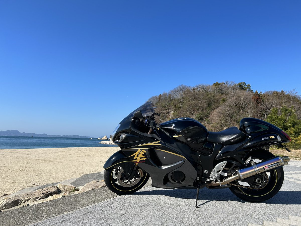 GSXI300R's tweet photo. ちょっとそこまで
したから撮るとかっこいいよね🏍️

#GSX1300R 
#隼乗りと繋がりたい 
#道の駅ふわり
#海辺の風景 https://t.co/Bf5Vy7IIjx