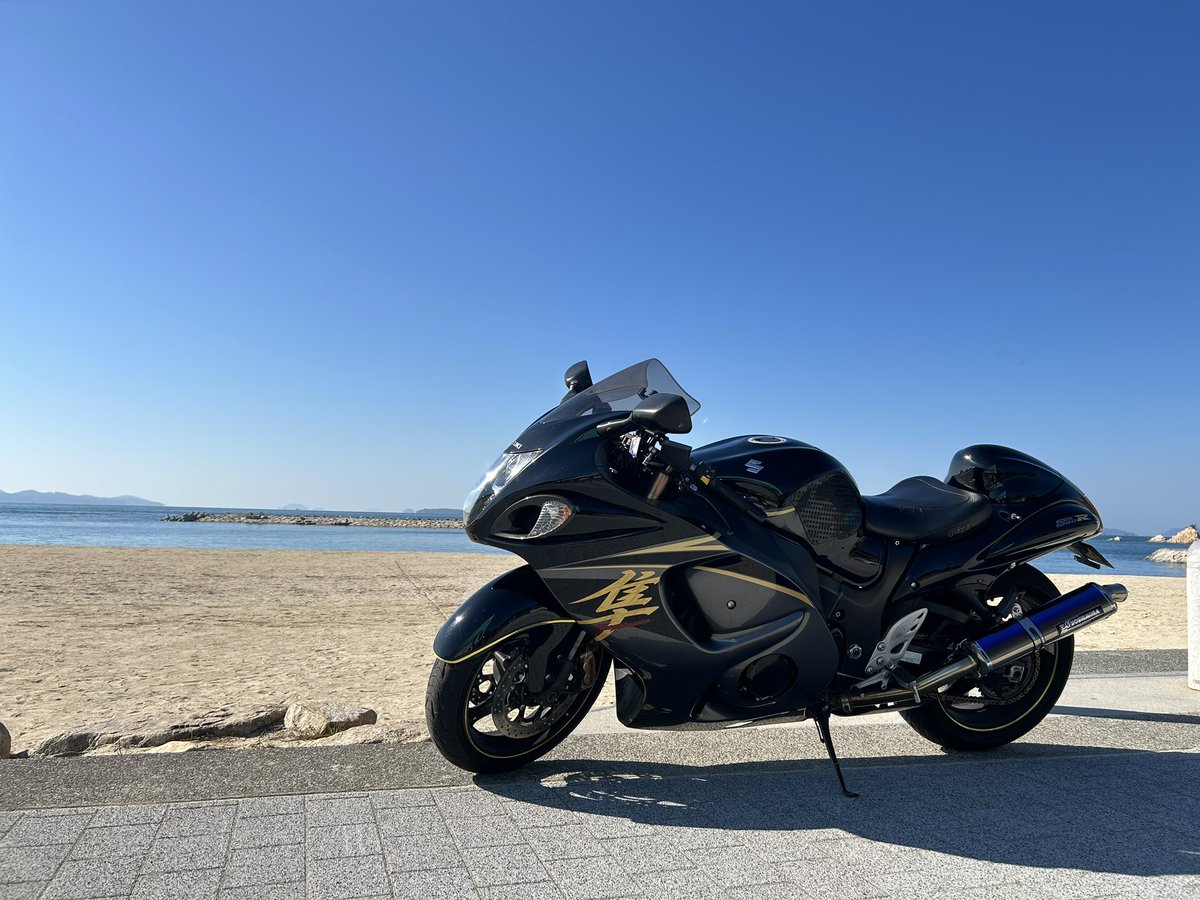 GSXI300R's tweet photo. ちょっとそこまで
したから撮るとかっこいいよね🏍️

#GSX1300R 
#隼乗りと繋がりたい 
#道の駅ふわり
#海辺の風景 https://t.co/Bf5Vy7IIjx