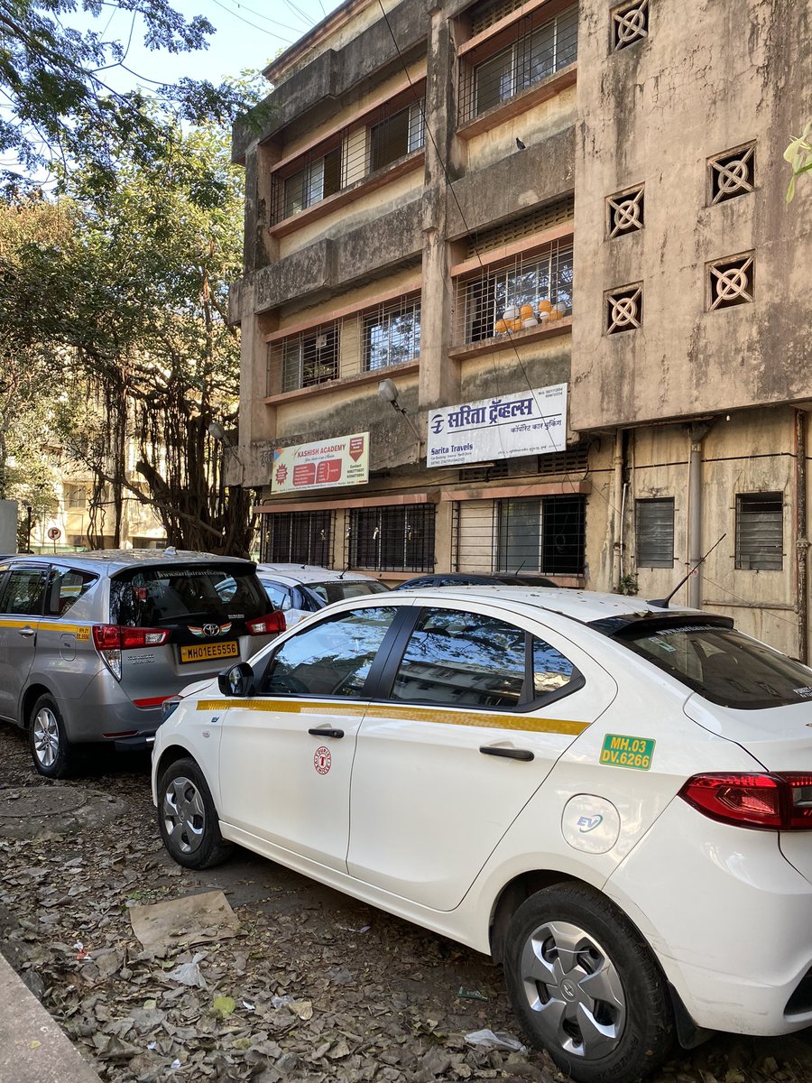 gupte2005's tweet photo. @MumbaiRTO is this No Parking board only for residents in the area and reserved for this car rental company ? Why are they (Sarita Travels) not penalised ! The municipality office building is full of their cars. Is this really allowed ? https://t.co/bhFvzv6iFs