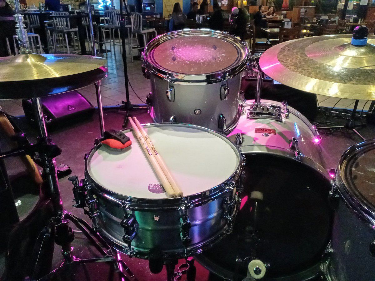 DPattersonMusic's tweet photo. On the drums tonight with The Spotlights in Stafford, TX.
Using my 2000 @PearlDrumCorp Prestige Session Select kit. @SalyersPerc @CYMPAD_USA @ImpCymbals @castleclutch #motionprodrumthrones #thedrumwallet #dannypattersonmusic https://t.co/gDLdsvWCiY