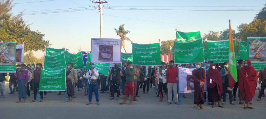 MoeSatKhinn's tweet photo. On 14th Jan, Buddhist monks and #Buddhists of ShweBo, #Sagaing Region gathered to protested on the sacrilegious act of religious hatred to the #Buddhist stupa/pagoda by @NUGMyanmar affiliate #MNDAA soldiers in #Laukkai, Northern #Shan State. 
#RejectNUG
#WhatsHappeninglnMyanmar https://t.co/FCssNXEMhX