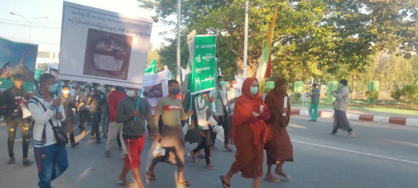 MoeSatKhinn's tweet photo. On 14th Jan, Buddhist monks and #Buddhists of ShweBo, #Sagaing Region gathered to protested on the sacrilegious act of religious hatred to the #Buddhist stupa/pagoda by @NUGMyanmar affiliate #MNDAA soldiers in #Laukkai, Northern #Shan State. 
#RejectNUG
#WhatsHappeninglnMyanmar https://t.co/FCssNXEMhX