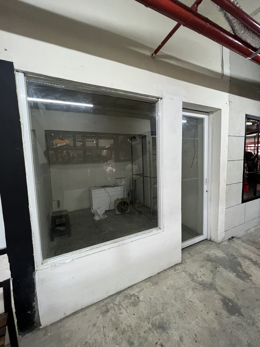 Siapa tau ada yg butuh space 1 kios di The Hallway Space saya mau sewain nih WA aja ya 08122385759 - Thx