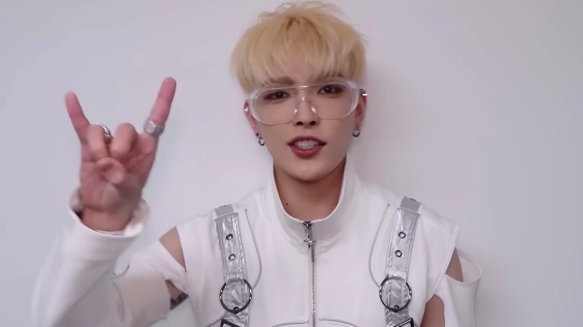 HONGLOOKS's tweet photo. Space bunny https://t.co/ykzvtGdXfJ