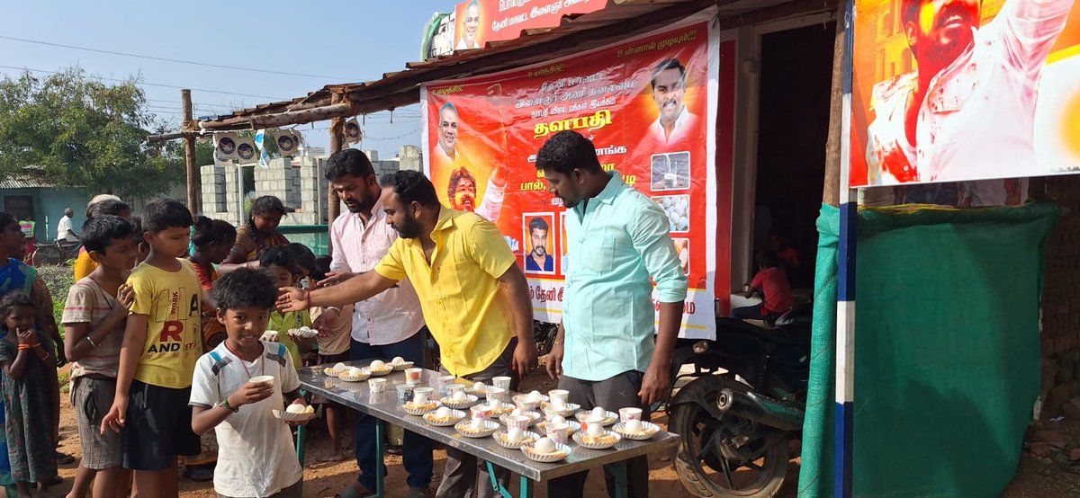 ananth15397's tweet photo. வாரம்-07.!

#தளபதி @actorvijay அவர்களின் உத்தரவின்படி

அகில இந்திய மக்கள் இயக்க மாநில பொதுசெயலாளர் @BussyAnand அவர்களின் வழிகாட்டுதலின்படி

#தேனி_நகர_இளைஞரணி_தலைமை சார்பாக

விலையில்லா #ரொட்டி_பால்_முட்டை வழங்கும் திட்டத்தின் மூலம் குழந்தைகளுக்கு வழங்கப்பட்டது https://t.co/uqTEucXzen
