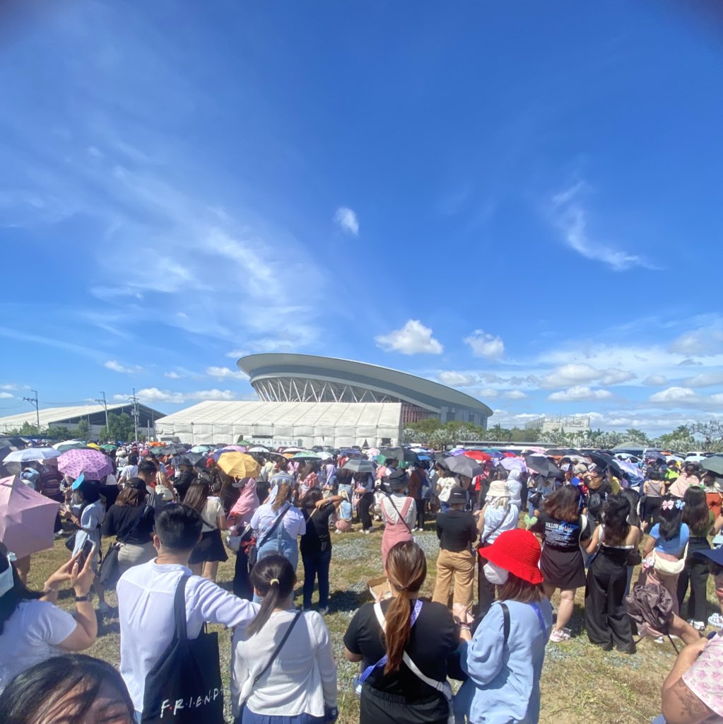 hrngikart's tweet photo. grabeng pila ng strapping naman toh 😭😭😭 https://t.co/j6sMz1zwgT