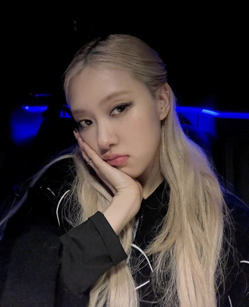 dailyroseselca's tweet photo. https://t.co/Z6870SBhRt