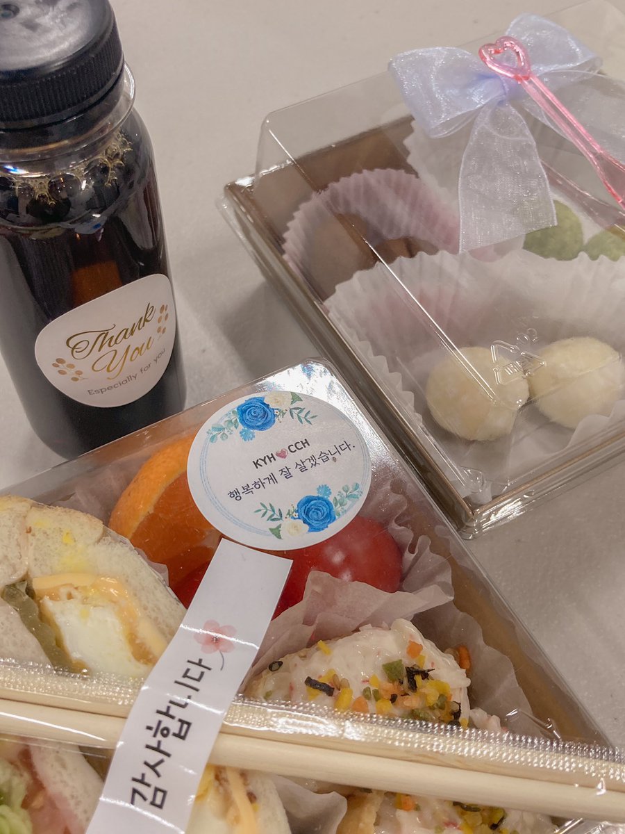 제대로 다시 후기를 찌다… 우선 24년도에 이렇게 와글와글 빵뉴모임을 할수있다는 것에 굉장히 큰 감격을 함… 온통 빵뉴뿐인 공간에서 나도 모르게 파워리액션을 하게 되었고요? 맛도리점심식사에 행복감을 느끼다… 특히 뺙님의 늑대뱀캐해 진심 찢었다고 생각..
#2024년에도_빵뉴하는_여자들