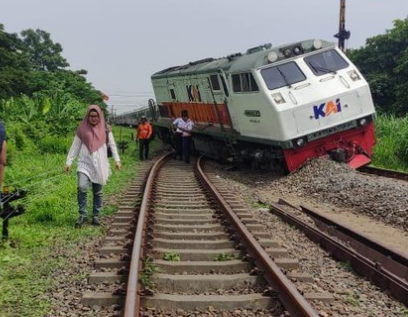 i_concordreview's tweet photo. Reports said a passenger train en route from Jakarta to Jember in Sidoarjo regency, East Java derailed at around 7:57 AM today. No casualties reported and the cause of the accident was unclear #KAISidoarjo #KAI #KecelakaanKeretaApi https://t.co/K3RlRqqEeT