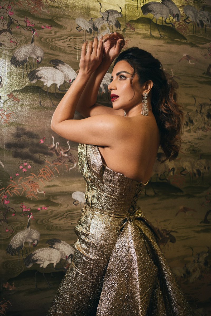 shamasikander's tweet photo. I am Goldโจ
.
.
.
#BoldBeauty #ConfidentGlow #shamasikander https://t.co/X2MbMTo1V2