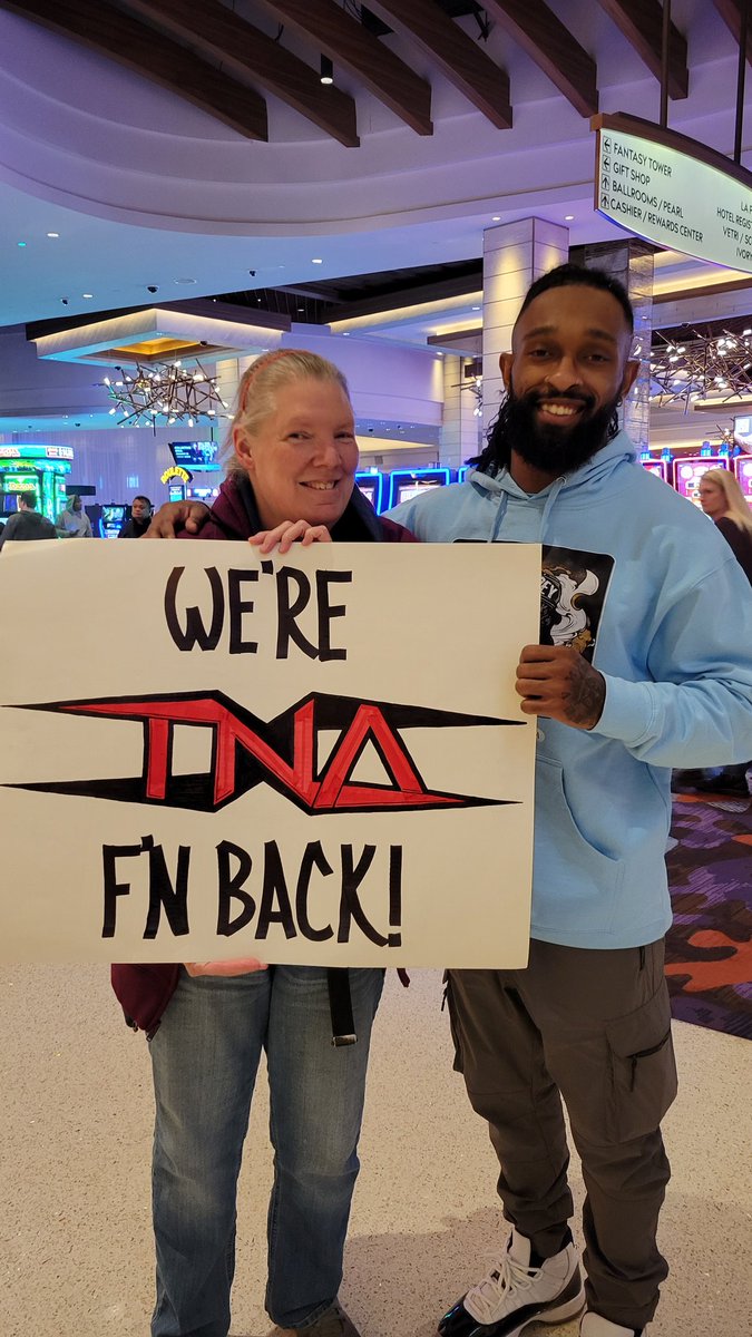 LVSignChick's tweet photo. @ChrisVanVliet and @DashingChrisBey with #Sign41K
#TNAWrestling #HardToKill https://t.co/NvreG8xkON