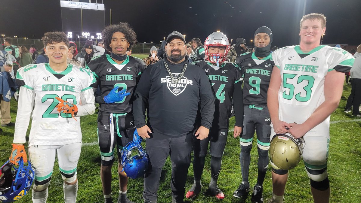 CoachA_Mont's tweet photo. I love to coach and to introduce athletes to the greatest game in the world. I have had the privilege to coach these 5 men from 3 different schools and have now seen them grow into All Stars! Thank God for the game of football. #TimeToBeGreat https://t.co/2iuPe5Tkyd