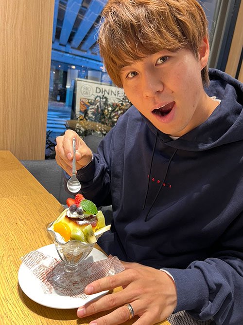 frontale_staff's tweet photo. ／
🗣️本日まで!!
＼
#脇坂泰斗 選手の「2023 MEIJI YASUDA J.LEAGUEベストイレブンメモリアルグッズ」は本日25:59まで🤴
ヤストの背番号と同じ1️⃣4️⃣点をご用意✨

メインビジュアルのカッコいいヤストから、甘いマスクを持つヤストだからこそできるグッズまで、幅広いラインナップとなっています👑

全部おすすめですが、一番は「“プリンス”プーン」です🍮

🗓️販売期間🗓️
1/14（日）25:59まで

🏟️販売場所🏟️
WEBショップ
https://t.co/JBz2j3UnYA

【アズーロ・ネロ】#frontale