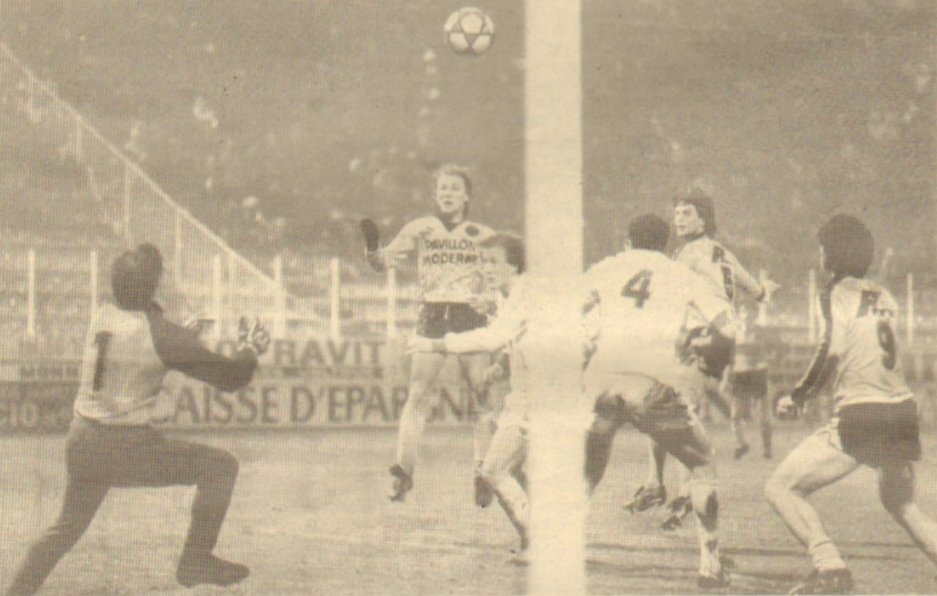 ArchivesFc's tweet photo. C'était un 14 janvier

1983-1984: FC Tours 1-0 Mulhouse
1994-1995: Tours FC 3-0 Clermont
2011-2012: Tours FC 1-0 Sedan

📸Crédit photo: France Football, La Nouvelle République https://t.co/MVxRrC6UJ3