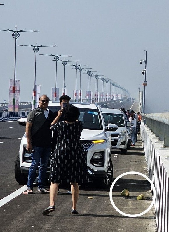 gemsofbabus_'s tweet photo. Indians have the worst civic sense in the entire world.

They are educated.

They are not poor.

What's the solution of this mental illness ❓

📍Mumbai Trans Harbour Link https://t.co/PQj2PquVhI