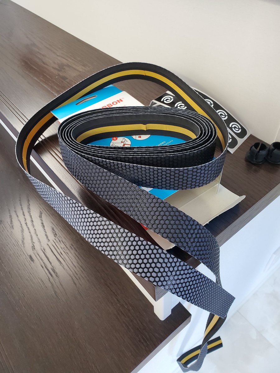 hououmal's tweet photo. ボロボロになったバーテープを張り替え

自分で巻いても見た目的にはまずまずの仕上がりになるけど絞ったときに緩んできそうでいつも不安、、、

#ロードバイク 
#ridley https://t.co/GSLrHuRzkS