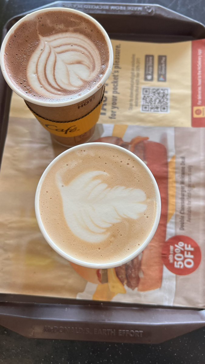 justaddmix's tweet photo. Latte Art Nila:      vs.    Latte Art Ko: https://t.co/BTACE6KgDa