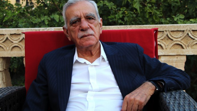 ADAY ADAYLIĞINDAN ÇEKİLEN AHMET TÜRK AKTİF SİYASETİ BIRAKTIĞINI DA AÇIKLADI
Mardin Büyükşehir Belediyesi Eşbaşkanlığı için yaptığı aday adaylığı başvurusunu, en yüksek oy alan aday adayı olmasına rağmen geri çektiğini açıklayan Ahmet Türk, Mezopotamya Ajansı'na konuştu.
Ahmet