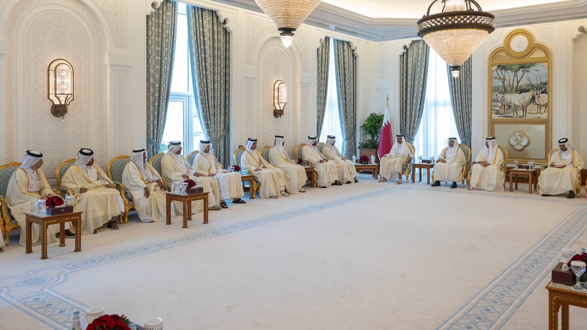 AmiriDiwan's tweet photo. سمو الأمير المفدى يستقبل رئيس المجلس البلدي المركزي ونائب الرئيس وأعضاء المجلس، في الديوان الأميري. https://t.co/IMjSLPVeoh https://t.co/jL0SMDK63f