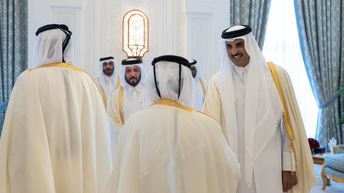 AmiriDiwan's tweet photo. سمو الأمير المفدى يستقبل رئيس المجلس البلدي المركزي ونائب الرئيس وأعضاء المجلس، في الديوان الأميري. https://t.co/IMjSLPVeoh https://t.co/jL0SMDK63f