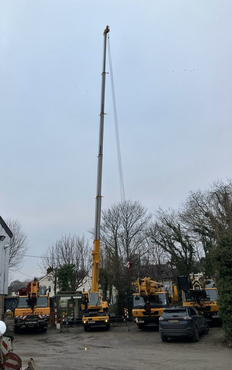We are sometimes reminded when we telescope out the boom on our 13T Kato City Crane just how long it actually is. It’s a compact crane with good lifting duties.