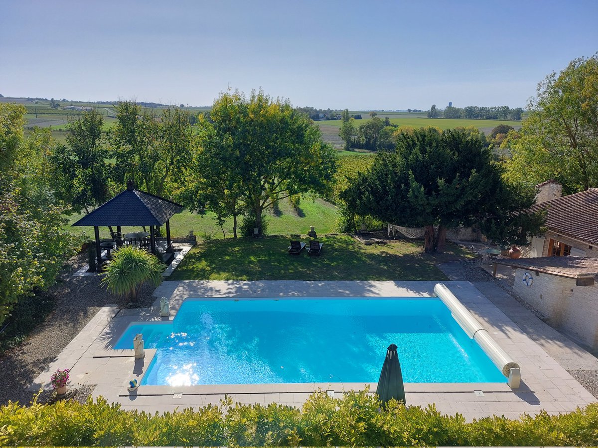 Looking back at (and forward to!) those long, lazy days at the pool! 
#holidayvilla #villafortwo #villawithpool #privatepool #France #holidayfrance #charentemaritime #selfcatering #vineyardview #ruralretreat #sawdaystravel #sawdays #inspectedandselected