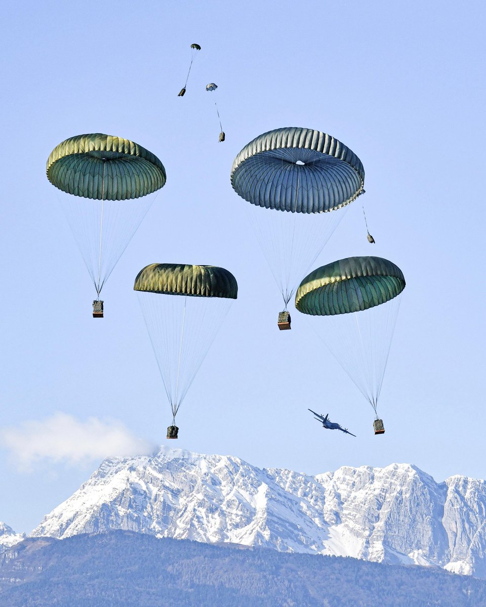 🪂 Delivery incoming 📦 🇺🇸 US Army 'Sky Soldiers” and the US Air Force practice the release of heavy drop packages during training in Pordenone, Italy 🇮🇹