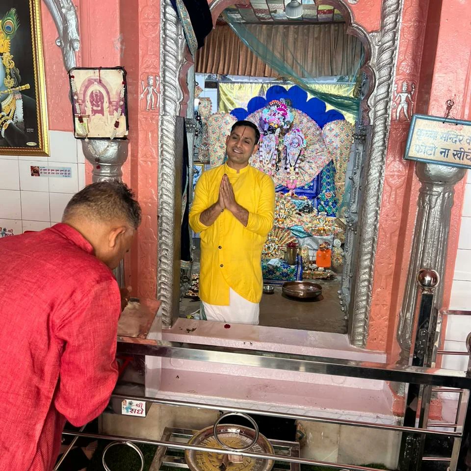 #चित्रकूट धाम प्रभु श्री #राम जी की वह नगरी है जहां वनवास जाते समय सबसे ज्यादा दिन इसी चित्रकूट के जंगलों में प्रभु श्री राम रुके थे।
इसी चित्रकूट में रामघाट है जो सबसे ज्यादा प्रसिद्ध घाट है कहते हैं प्रभु श्रीराम जी वहां स्नान करते थे और वहीं पर गोस्वामी तुलसीदास जी ने चंदन को