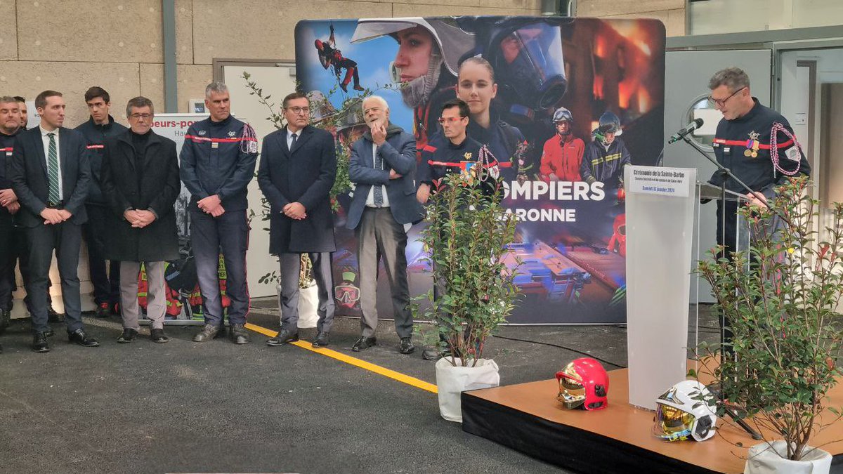 jfportarrieu's tweet photo. Hommage aux #pompiers de la caserne de Saint-Jory pour la #SteBarbe, une première dans leur nouveau centre de secours.  L’occasion d’exprimer notre gratitude à ces 75 volontaires et professionnels qui sont intervenus 2000 fois l’an dernier ! https://t.co/4kbff5BInZ
