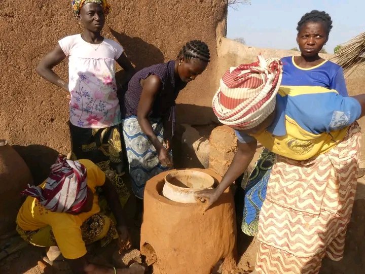 Elles sont 30 femmes à bénéficier de la formation donnée par le <a href="/RejeveB/">REJEVE-Bénin</a> sur la construction des foyers améliorés en terre argileux pour le compte de la phase 3 du projet #TonFuturTonClimat mise en œuvre par le Partenariat National de l'Eau du Bénin à Tanguieta,<a href="/GWPEAf/">Global Water Partnership Eastern Africa</a>