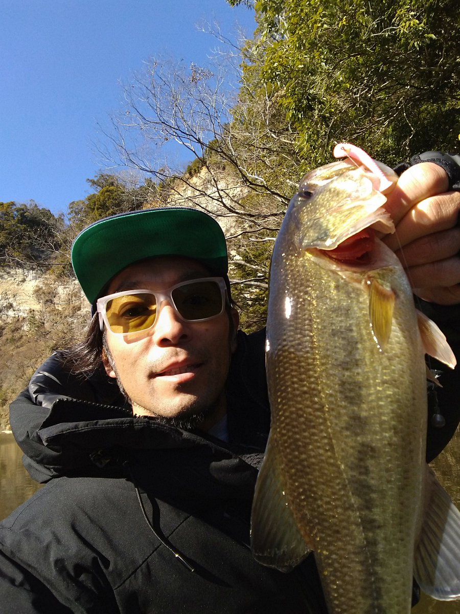 o_kuni0210's tweet photo. なんとか初バスゲット！
アタリあるものらず、のっても巻かれて木バケ。今日は駄目かと思った3度目の正直。35cmぐらいのコロッとしたバス。ありがて〜！！ https://t.co/xpbV5i8NvC