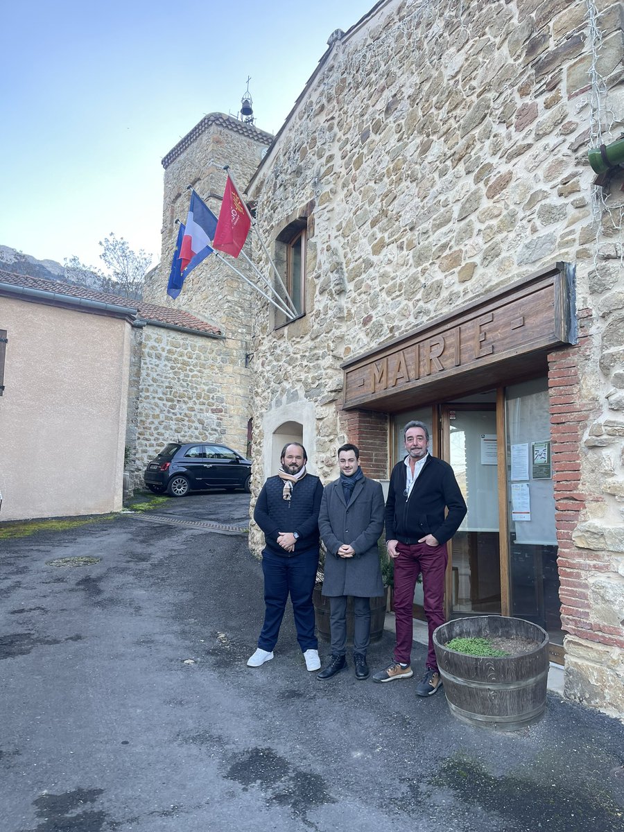 J_Rancoule's tweet photo. Toute la journée de vendredi, j’ai sillonné les routes audoises qui nous offrent des paysages spectaculaires, pour me rendre à l’autre bout de la circonscription.
Je remercie donc les maires de #Paziols, #Padern, #Cucugnan, Rouffiac des Corbières et leurs équipes respectives pour m’avoir accueilli.
Avec des problématiques similaires comme la gestion de l’eau, la collecte des ordures ménagères, les difficultés d’investissement dans les projets, l’instabilité du réseau etc., ces communes doivent être entendues. C’est d’ailleurs leur voix que je continuerai de porter dès la semaine prochaine, de retour à l’Assemblée.