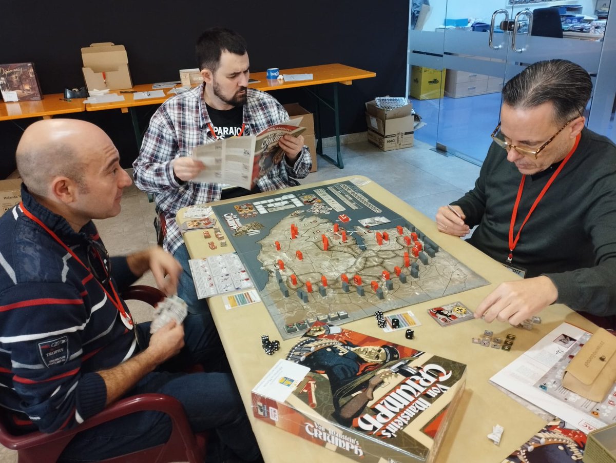 Seguimos jugando en las #PaparajoteWars 

Hoy Von Manstein's Triumph, Europa Universalis, Dune, Almoravid, Succesors y Hannibal