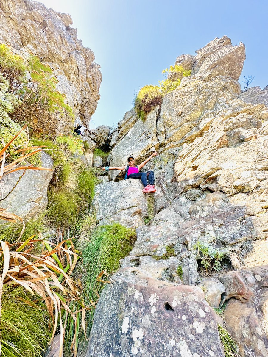 CarolinePule's tweet photo. #AdvancedHiker🧗♀️❤️Hiking via India -Venster trail!😍🥾⛰️If really felt good explore #TableMountain again (1109m). As hiking, walking in Nature (mountains/forests) is so soothing,tranquil & brings peace in one’s heart & appreciation of God’s creation, its blessing.🌿🙏😇 #CapeTown https://t.co/6SYXAvuXtG