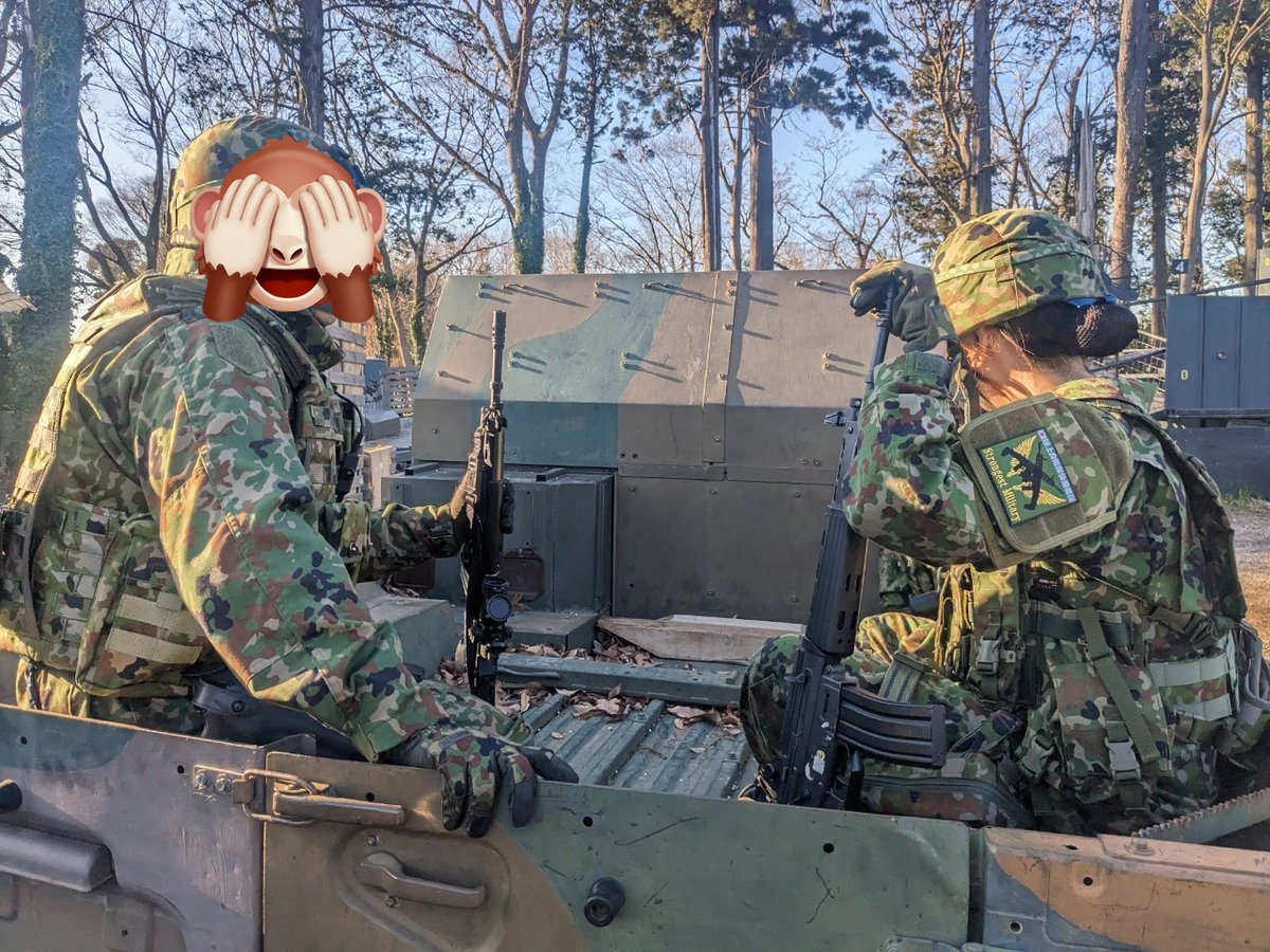 meme_jsdf's tweet photo. 年明けに映画ゴジラでお世話になった方々からPVの出演のお誘い頂き、衛生隊員役で撮影してきました。
水機と普通科の任務に衛生隊員として付き添い、負傷した隊員の手当てを行うんですけど、包帯上手く巻けなくて真面目な顔してたけど笑ってしまい
カメラマンさんにめっちゃ笑ってますやんて言われた。 https://t.co/GAYtSsOWzS