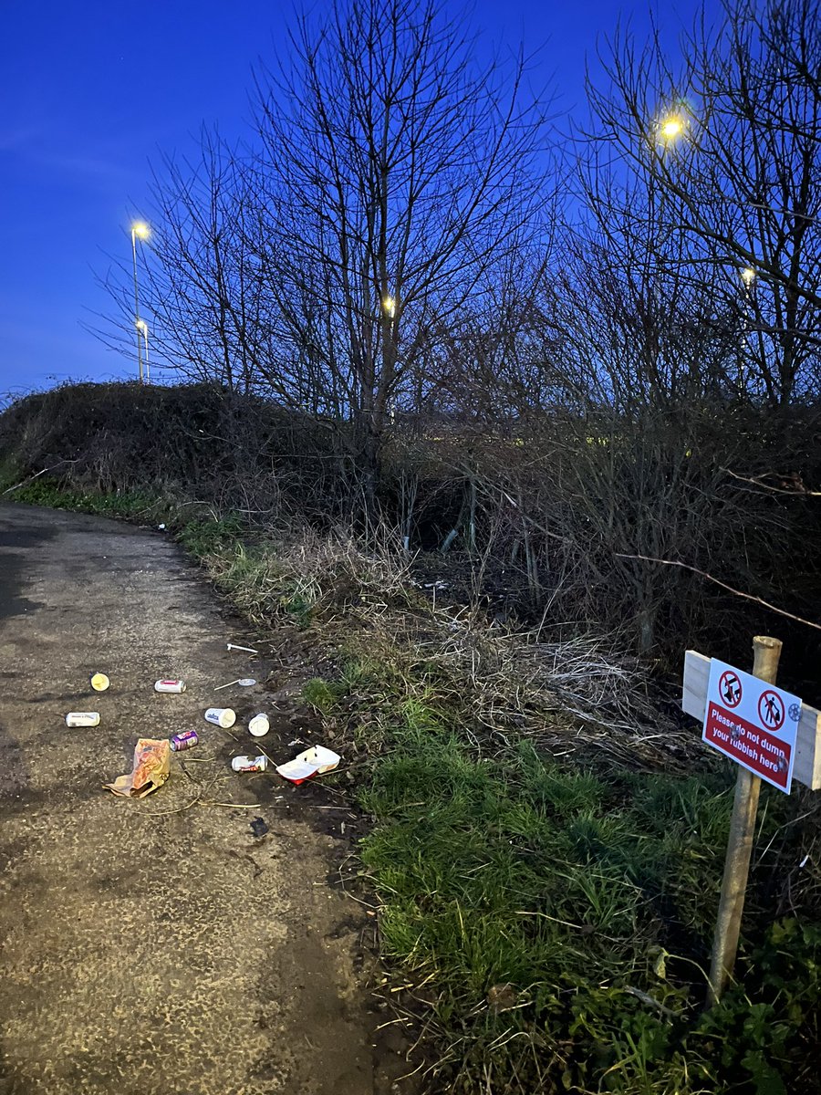 neilsta84's tweet photo. 16 bags this morning #keepbritaintidy #thewomblesofspaldingcommon #truckerscleaningupbritain #lovecleanstreets #spading #crowland https://t.co/vCku7t4ooJ